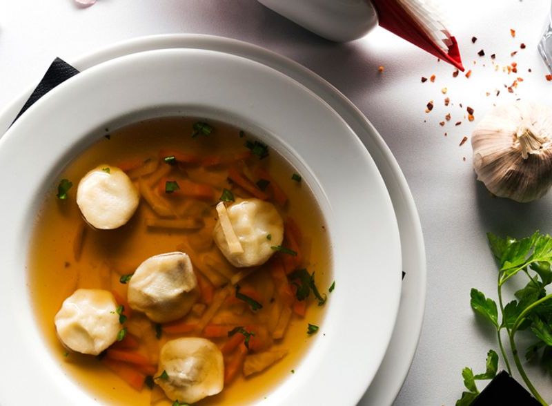 Perfekt für Suppen und als Würze: So einfach stellst du Brühe selber her