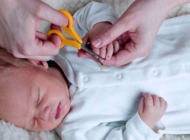 Babys Nägel & Haare schneiden: Das sollten Eltern wissen