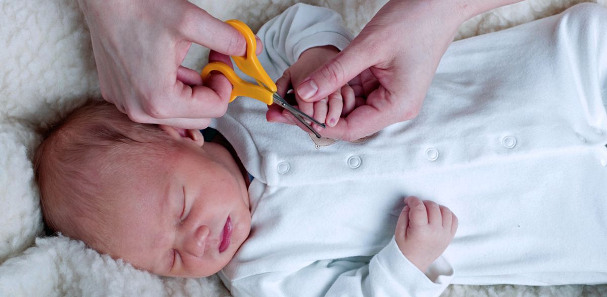 Babys Nägel & Haare schneiden: Das sollten Eltern wissen
