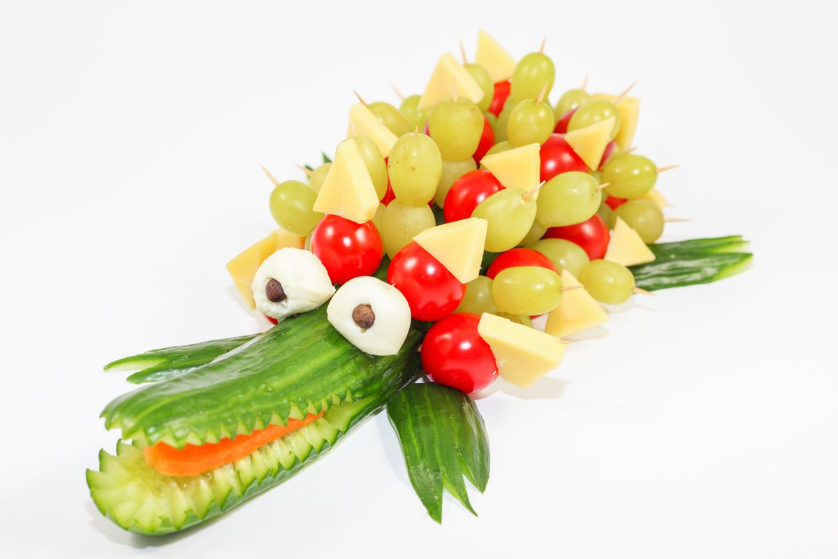 Gurken-Krokodil mit Trauben