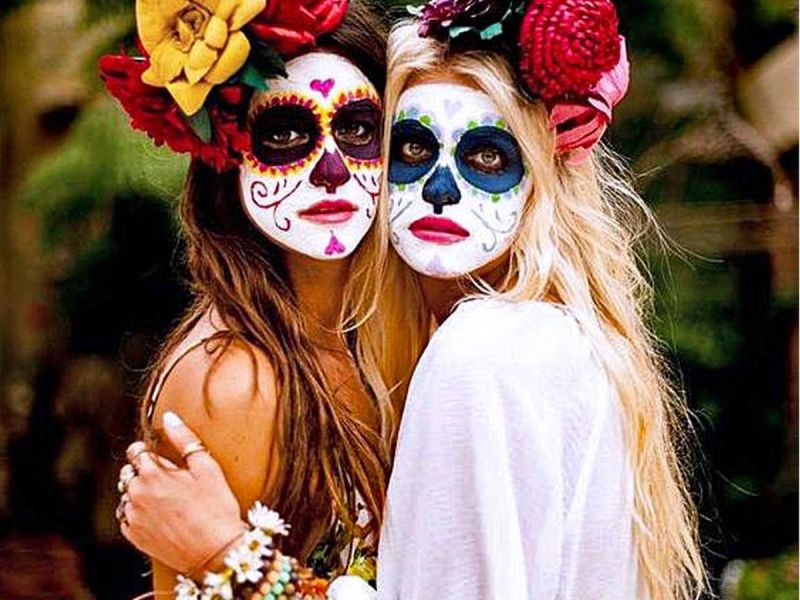 Mexikanische Totenmaske als Halloween-Make up