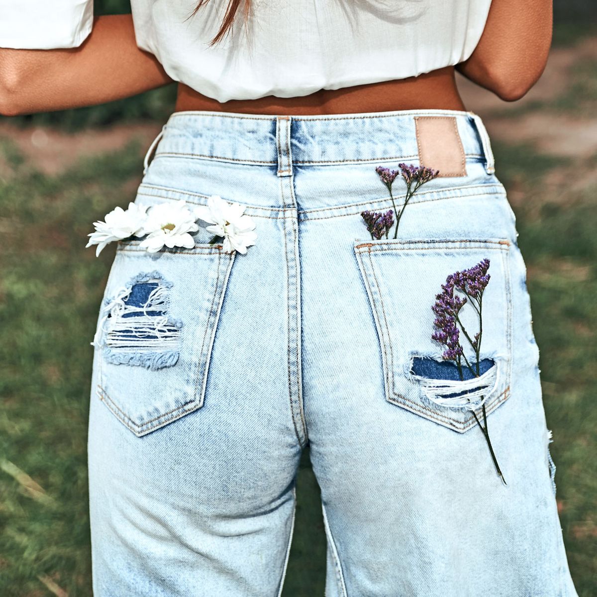Ansicht einer Frau von hinten in gut sitzender Jeans mit Blumen