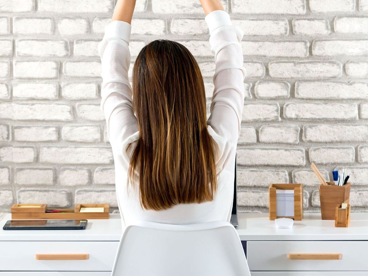 Bürojob? Dann solltest du täglich diese 4 Stretching-Übungen machen