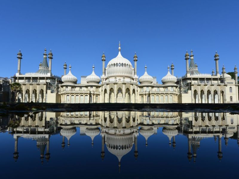 1822 erhielt der Royal Pavilion seine indischen Dachspitzen von dem Architekten John Nash.
