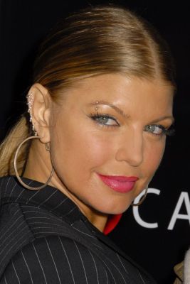 Fergie mit Ohrpiercings