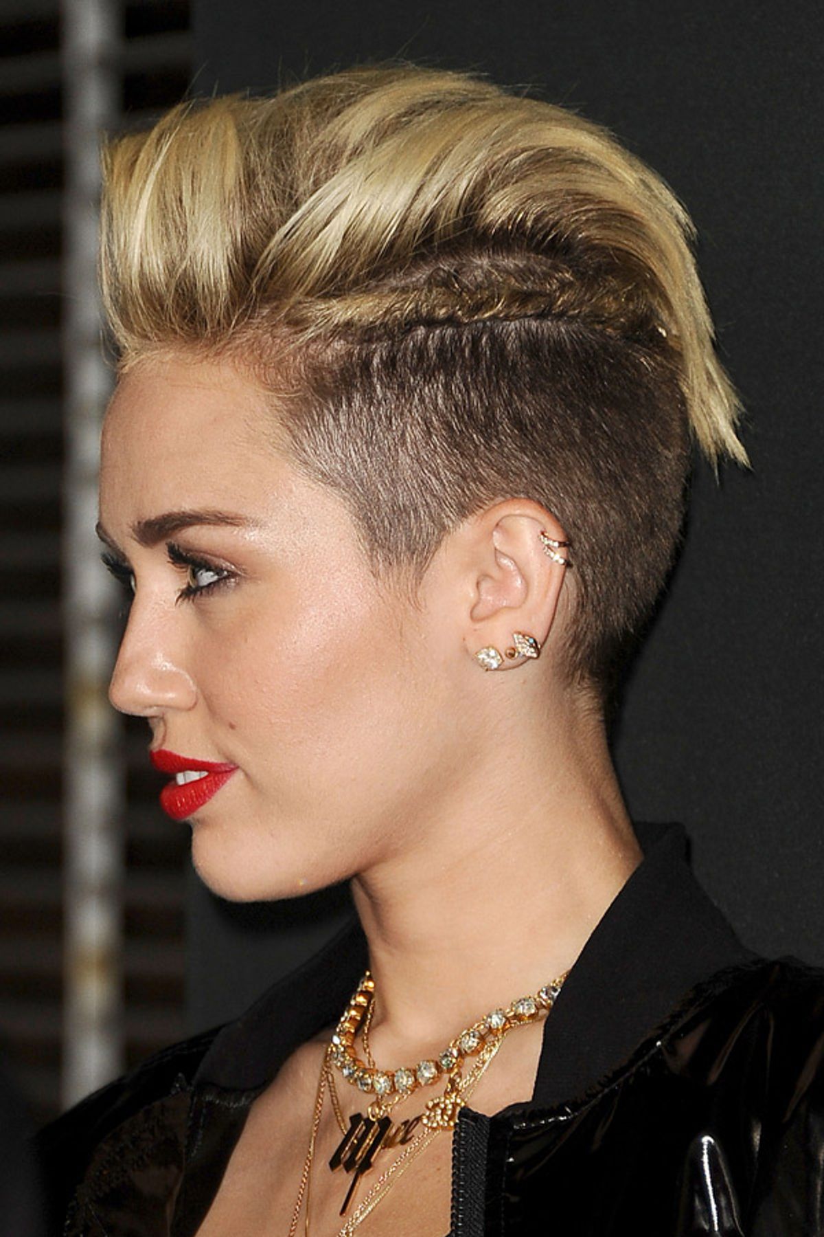 Miley Cyrus mit Ohrpiercing