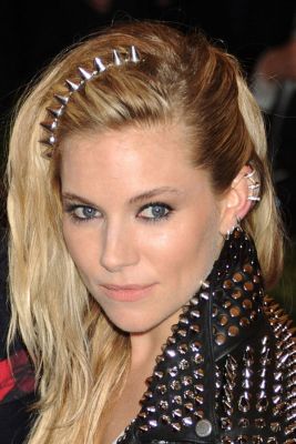 Sienna Miller mit Ohrklemmen und - piercings