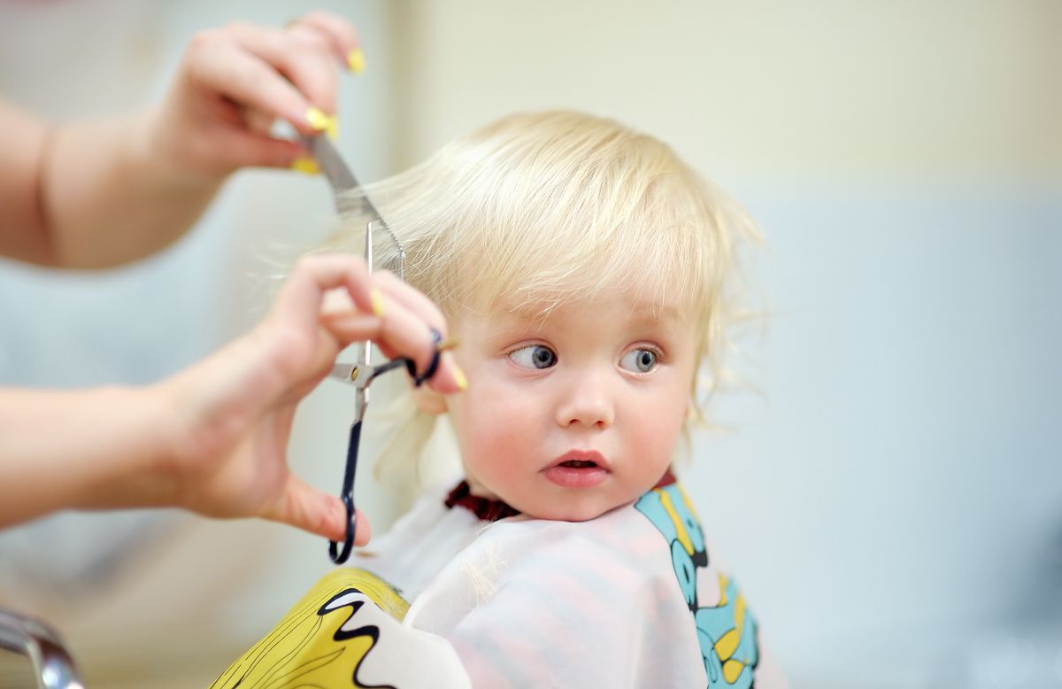 Zwischen 8 und 24 Monaten gehen die meisten Kinder das erste Mal zum Friseur.