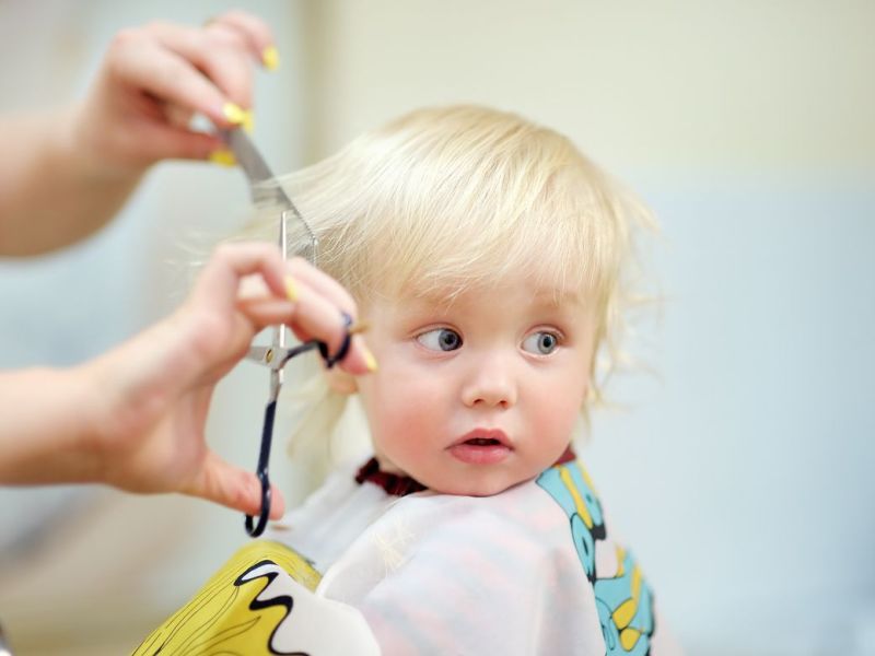 Zwischen 8 und 24 Monaten gehen die meisten Kinder das erste Mal zum Friseur.