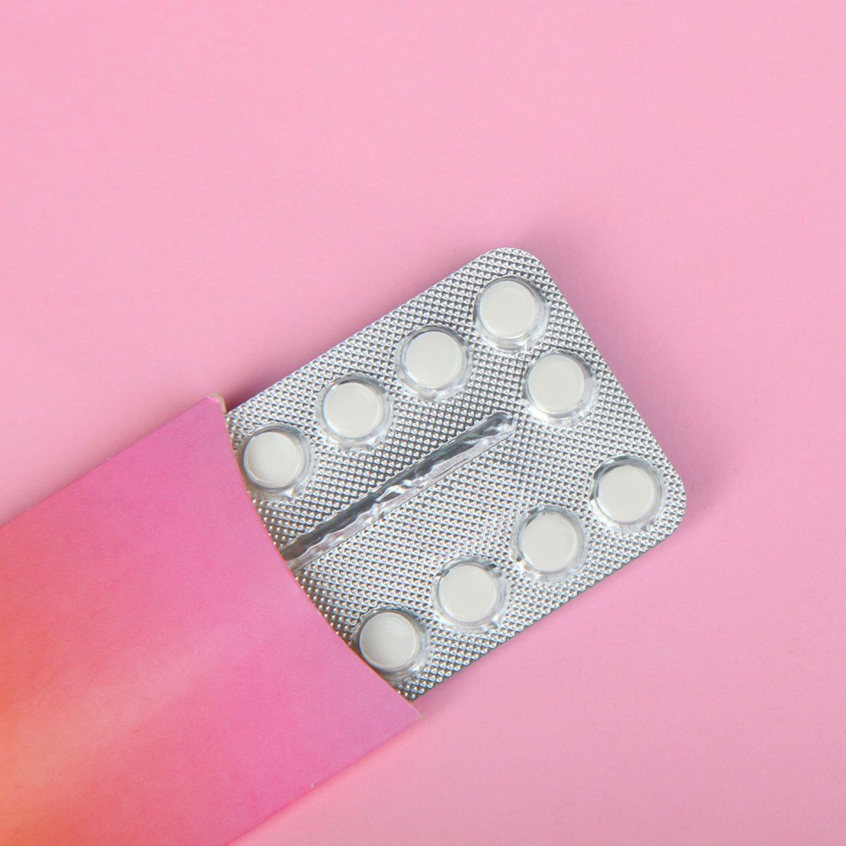 Pillen-Streifen auf pinkem Hintergrund