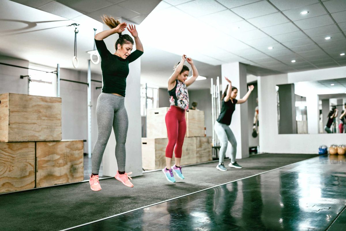Sportliche Frauen trainieren gemeinsam in einem großen Sportraum