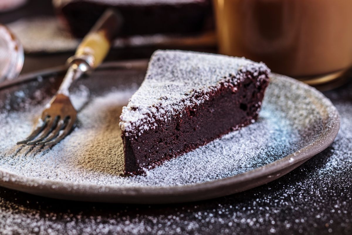 Der Schokoladenkuchen ohne Mehl ist unschlagbar saftig.