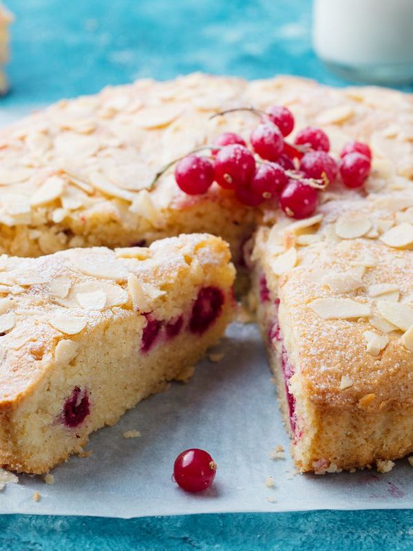 Sommerkuchen mit Zitronen und Johannisbeeren: Fruchtiger Genuss ganz ohne Mehl