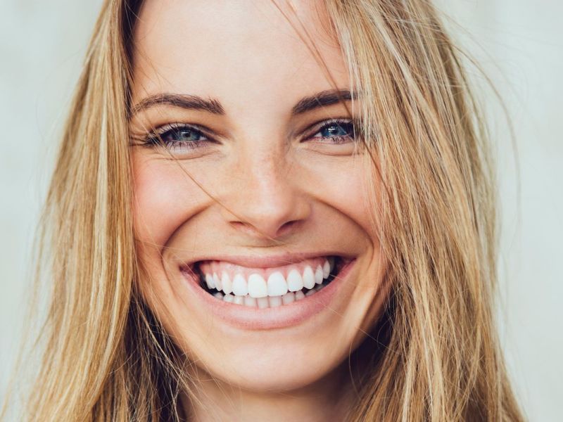 Beauty-Trend: Weiße Zähne mit Kokosöl? So geht's!