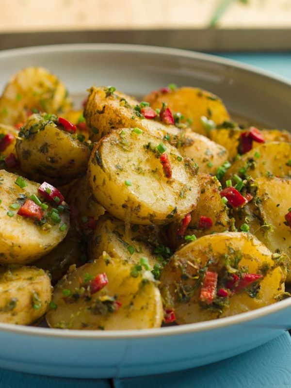 Leichter Kartoffelsalat mit Pesto: Besser als der Grill-Klassiker mit Mayo!