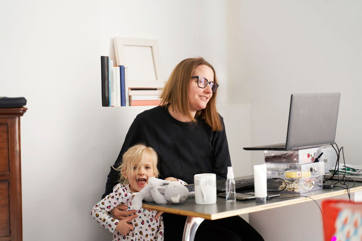 Mama geht zurück in den Job - doch was macht das mit den Kindern?