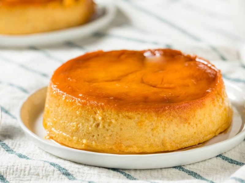 Kokos-Flan mit Karamell: So gelingt das exotische Sommer-Dessert