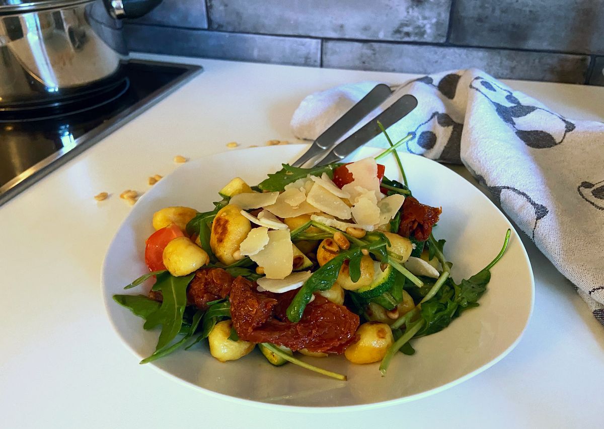 Gnocchi-Salat: Schnelles 15-Minuten-Rezept fürs Mittagessen