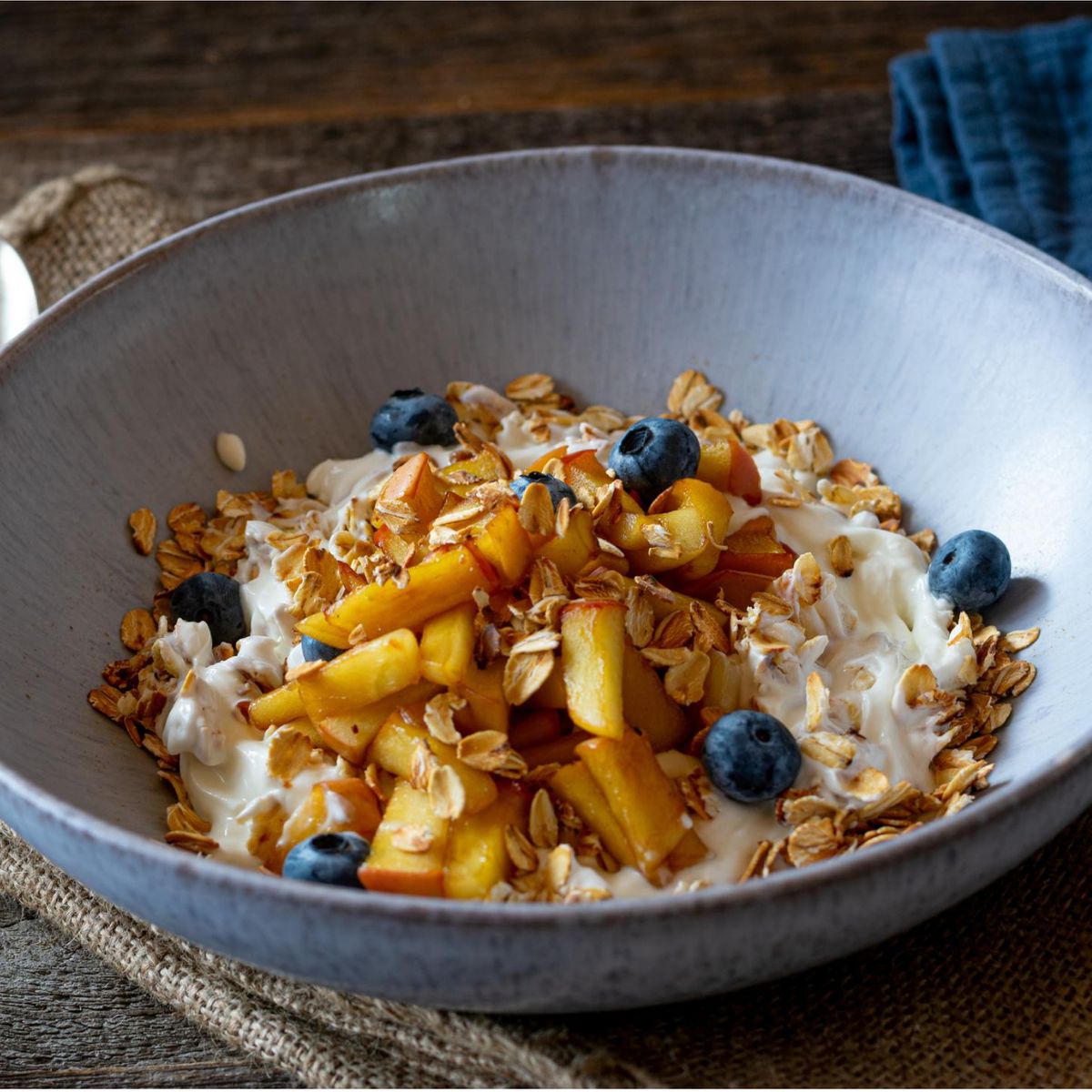 Quark-Bowl mit Bratäpfeln & Nüssen: Cremiges Blitz-Rezept