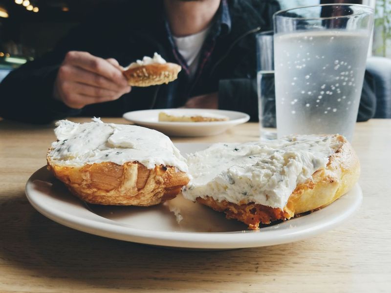 Darf ich in der Schwangerschaft bedenkenlos Frischkäse essen?