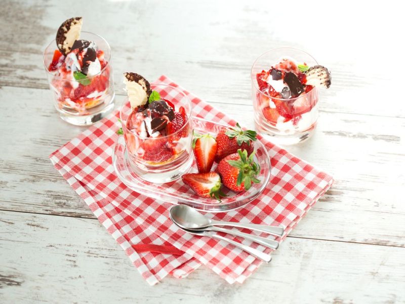 Erdbeer-Schokokuss-Dessert: Fixer 15-Miunten Nachtisch