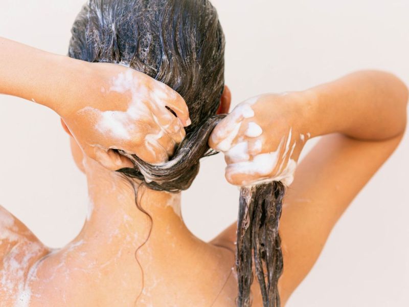 Teebaumöl-Shampoo: Hilft das Beauty-Produkt gegen fettige Haare?