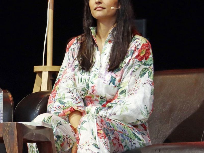Amira Aly, ehemals Pocher, sitzt auf einem Stuhl.