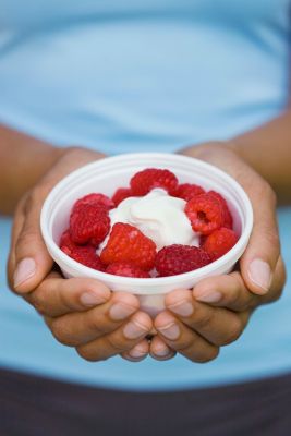 Frozen Joghurt mit frischen Himbeeren