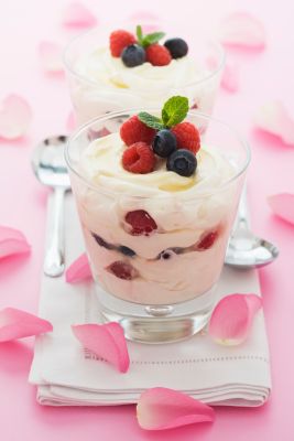 Frozen Joghurt mit Waldbeeren und Minze