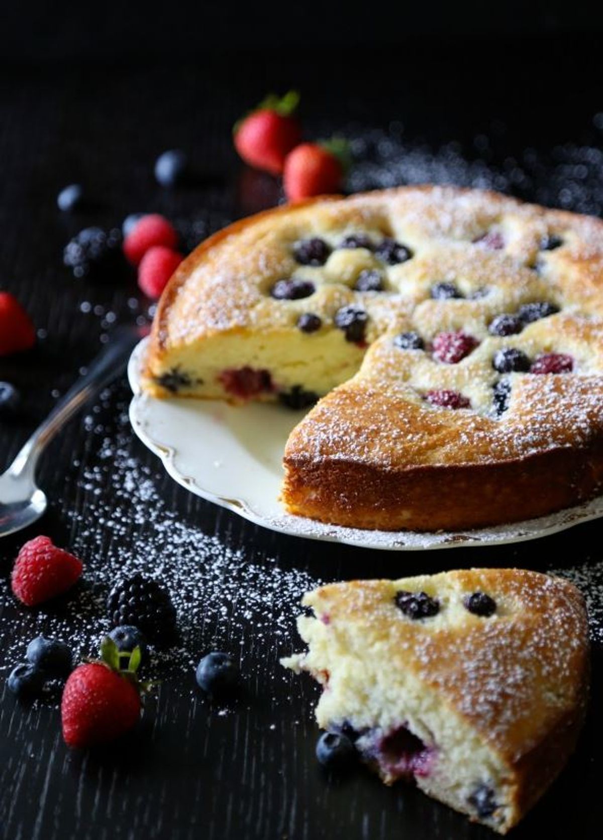 Mandelkuchen mit Beeren