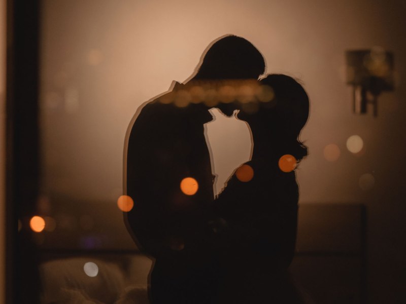 Paar küsst sich in der Dunkelheit