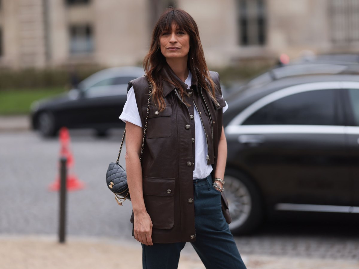 Caroline de Maigret trägt eine stylische Weste zum T-Shirt