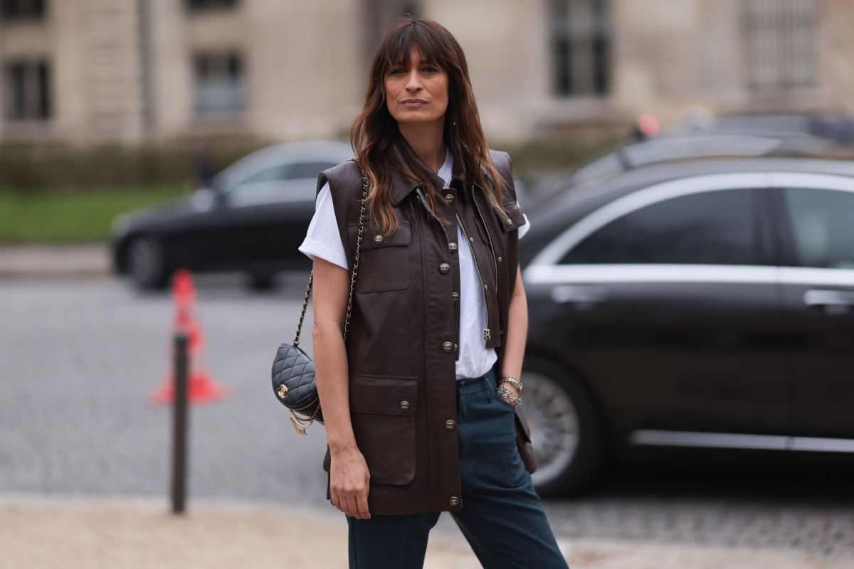 Caroline de Maigret trägt eine stylische Weste zum T-Shirt