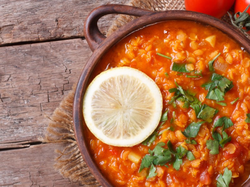 Lecker und sättigend: unser Linsen-Tomaten-Eintopf