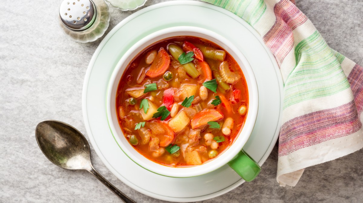 Minestrone in einer Tasse.