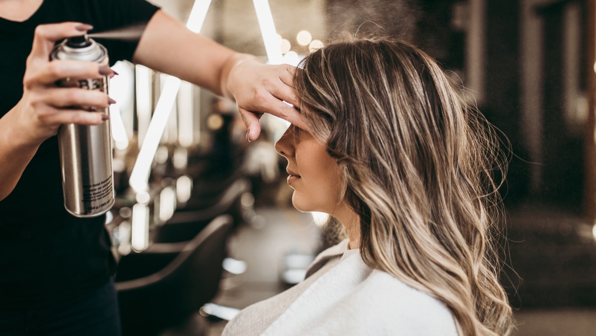 Frau sitzt beim Friseur