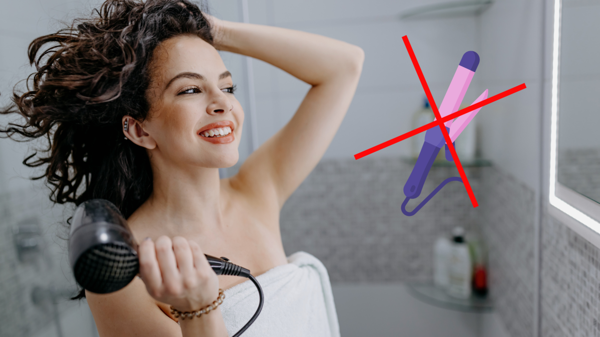 Frau mit Locken, die sich ihre Haare föhnt und daneben ein Lockenstab, der durchgestrichen ist.