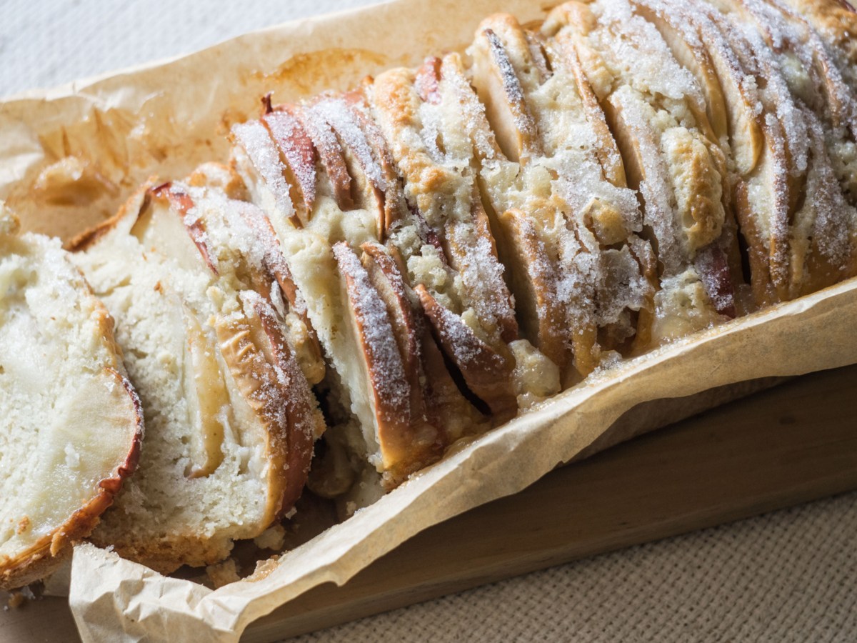 Apfelkuchen auf Backpapier.