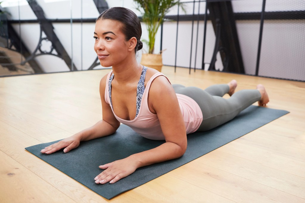 Yin Yoga: Sphinx Position Frau in Yin Yoga Position Sphinx
