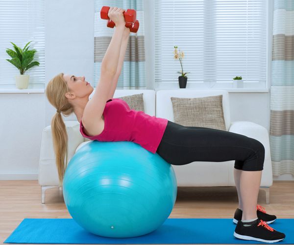 Brust-Training: Bank drücken auf dem Gymnastikball strafft das Dekolleté