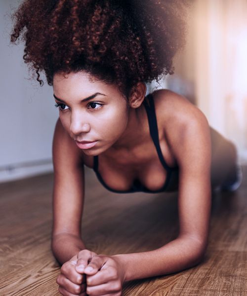 Brust-Training mit Plank-Variante: Vom Ellenbogenstütz auf die Hände wechseln