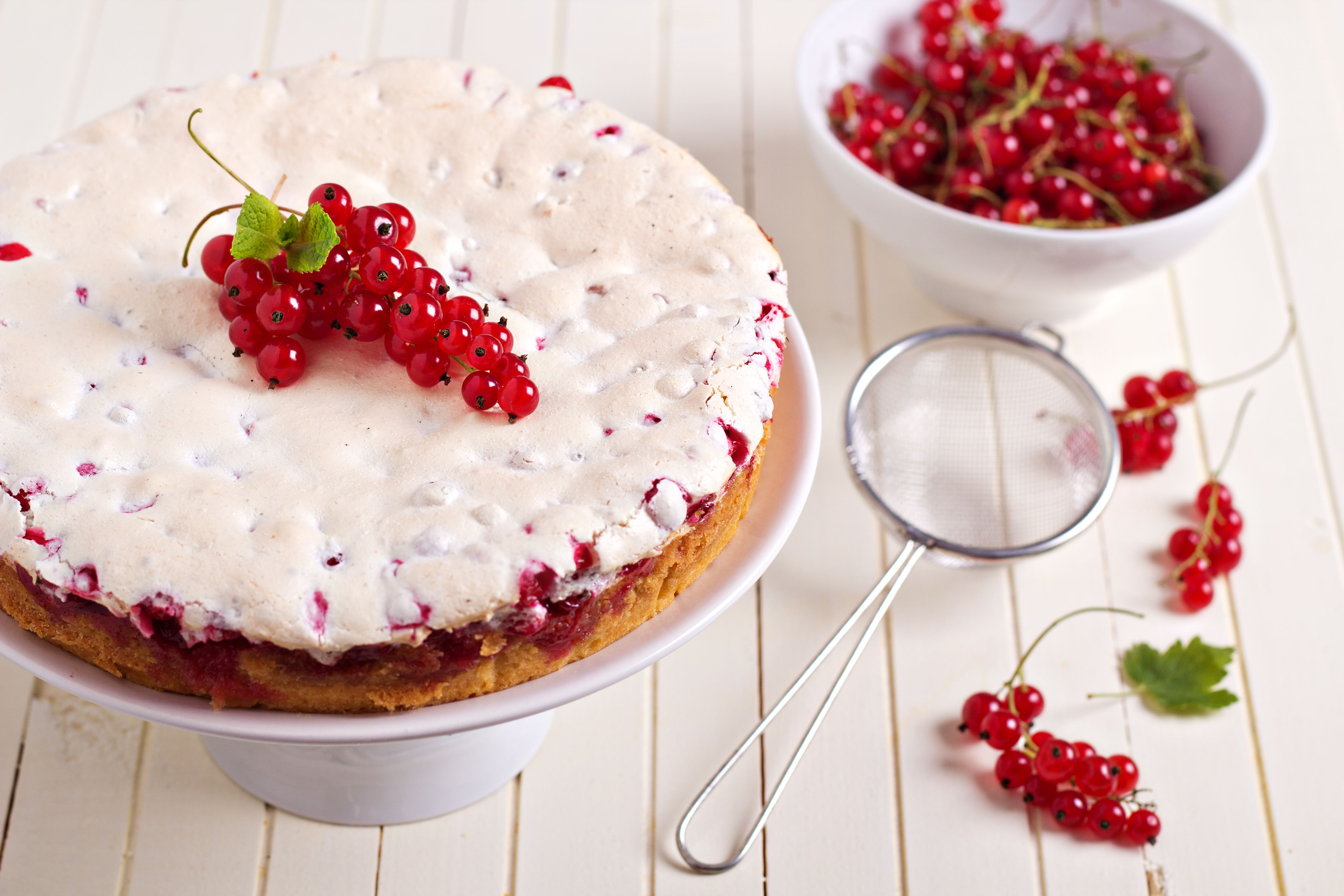 Johannisbeerkuchen mit Baiser: Fruchtig und leicht für warme Tage