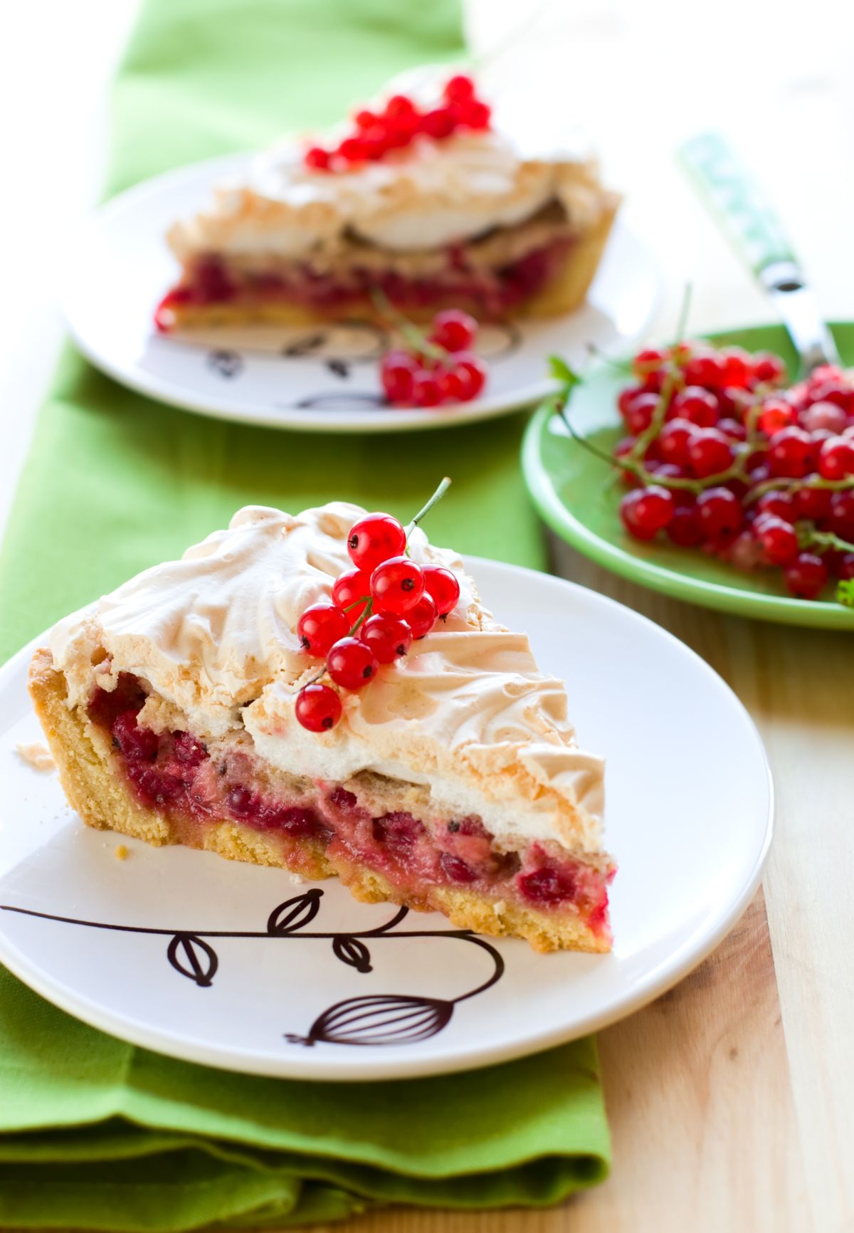 Johannisbeerkuchen mit Baiser: Fruchtig und leicht für warme Tage