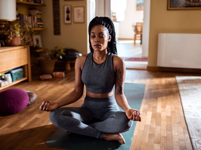 Frau macht Yoga-Übungen für Anfänger