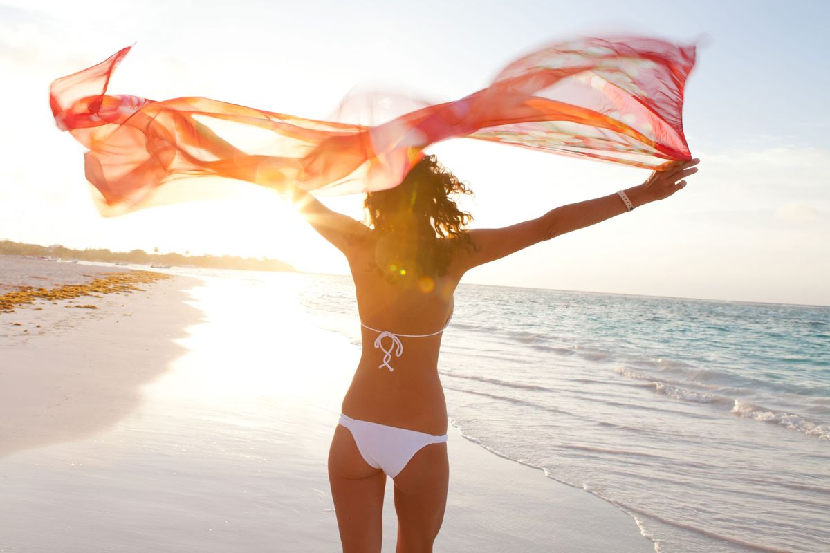 Strandtuch binden: So verwandelst du deinen Pareo zum Kleid