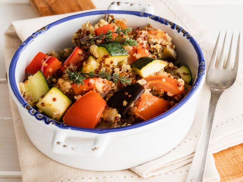 Quinoa-Pfanne mit buntem Gemüse: So schmeckt der Sommer