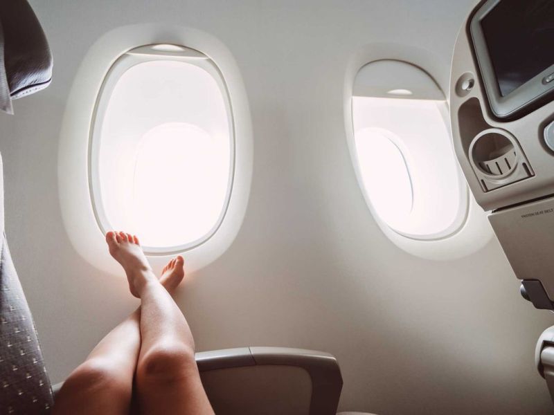 Was kann man gegen geschwollene Beine und Füße nach dem Flug machen?
