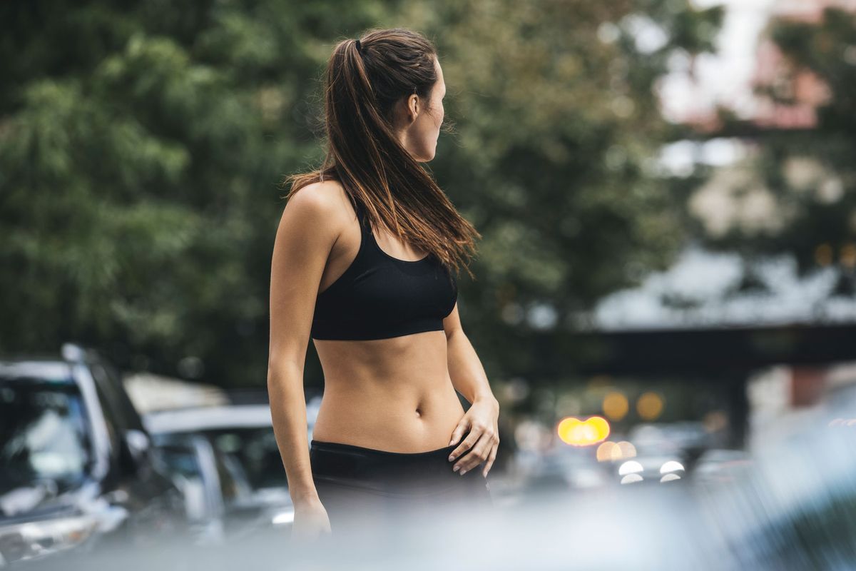 Frau in bauchfreiem Top, Symbolbild für 30-Tage-Bauch-Challenge