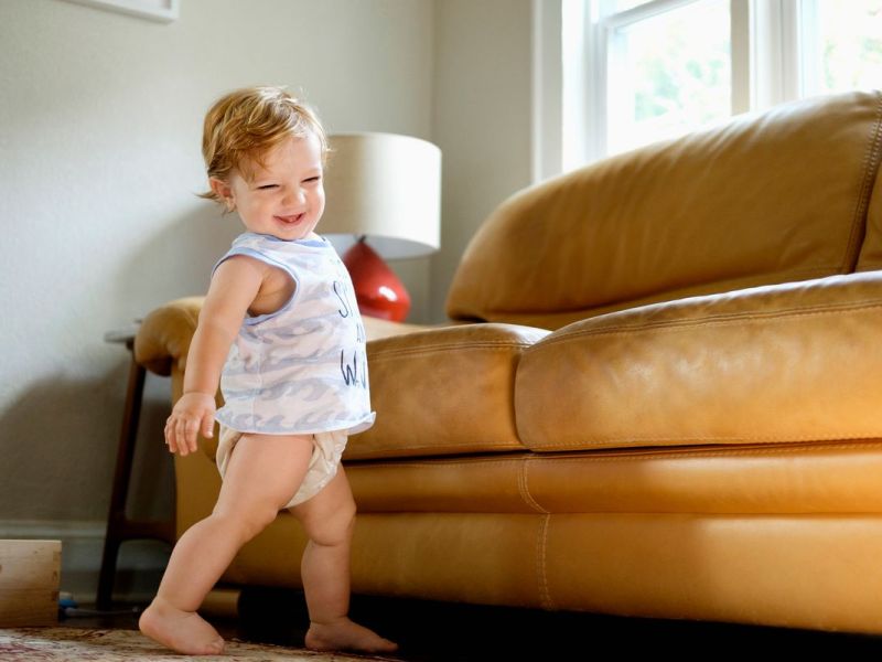 Sicher Laufen lernen: Tipps und Tricks für Babys erste Schritte