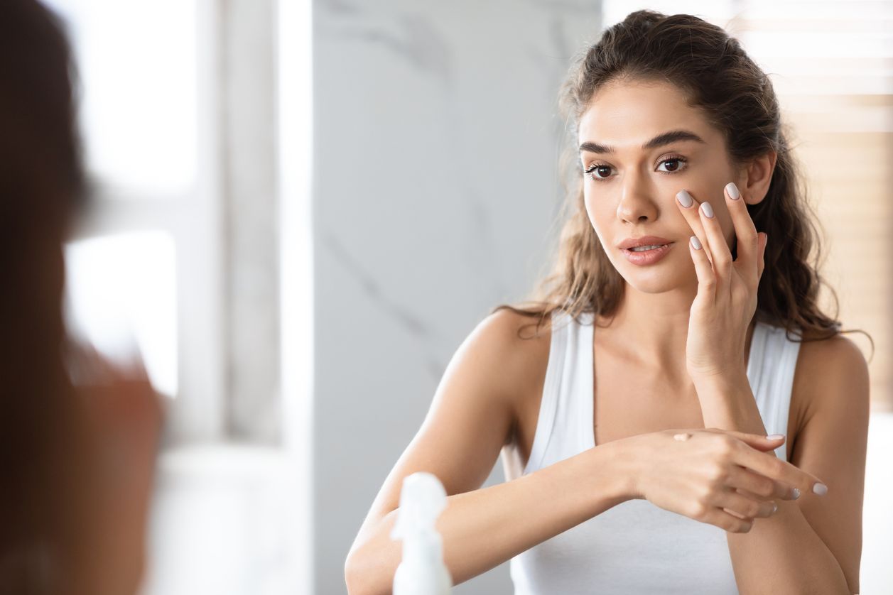 Ein Pickel lässt sich einfach mit Concealer abdecken.